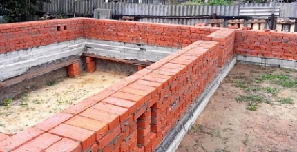 Для чего нужен цоколь из кирпича на фундамент?